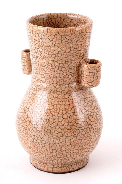 null CHINA

Hu vase in cracked beige enameled ceramic, the neck decorated with two...
