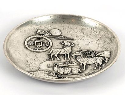 null CHINA

Heavy metal plate with goats. K'ang-his brand.

Dimensions: 6 x 6 x ...