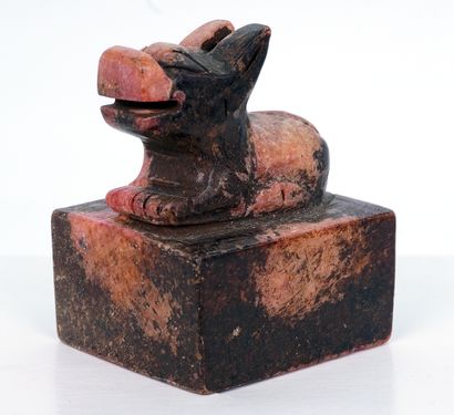 null CHINA

Soapstone seal, the grip decorated with a stylized dog. Modern era.

Dimensions:...