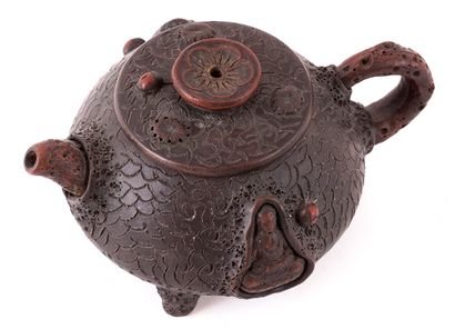 null CHINA

Yixing terracotta teapot, in the shape of a trunk, decorated with a figure...