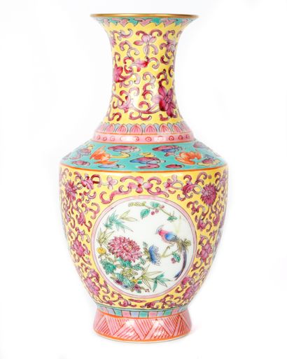 null CHINA

Baluster vase from the Rose family “Bird Garden”. Yongzheng reign mark....