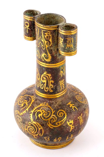 null CHINE

Vase à flèches en bronze, avec applications dorées à décor archaïsant,...