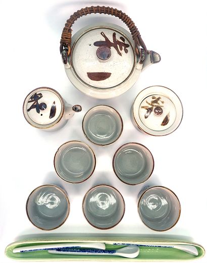 null JAPAN

Beige and brown enameled ceramic tea set, including 6 cups, a jug, a...