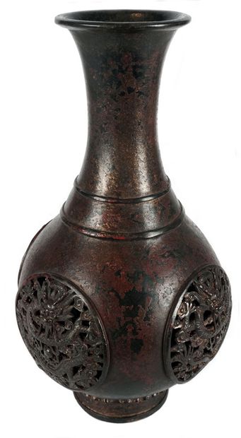 null CHINA

Lacquered bronze bottle vase, decorated with openwork medallions of dragons...