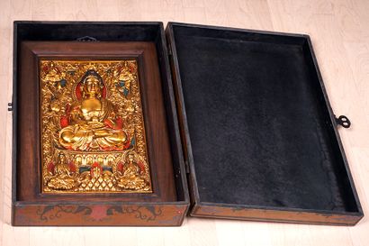 null CHINA 

Reliquary box in lacquered wood, decorated with furniture and floral...