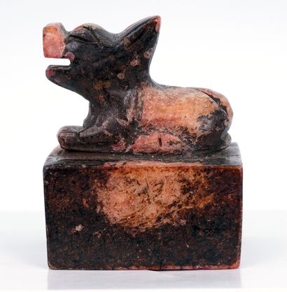 null CHINA

Soapstone seal, the grip decorated with a stylized dog. Modern era.

Dimensions:...