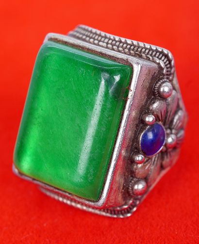 null CHINA

Ring adorned with enhanced jadeite. Modern era.

Dimensions: 1.25 x 1...