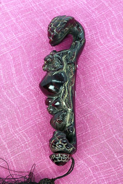 null CHINA

Small ruyi scepter in resin, carved with longevity peaches and lotus....