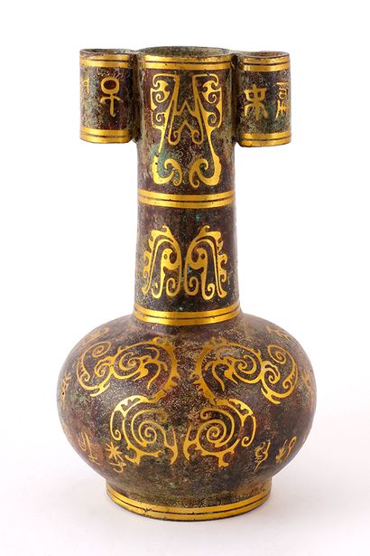 null CHINE

Vase à flèches en bronze, avec applications dorées à décor archaïsant,...