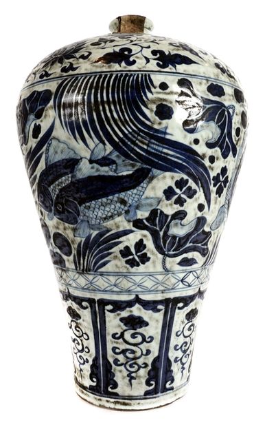 CHINA

Meiping porcelain vase, in underglaze...