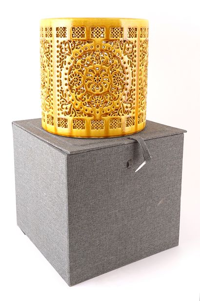 null CHINA

Bitong brush holder in yellow enameled porcelain, with openwork decoration...