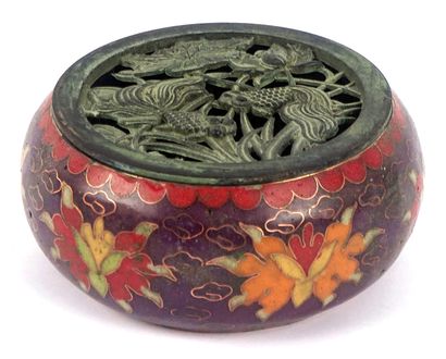 null CHINA

Cloisonne copper incense burner, openwork on top. The receptacle is decorated...