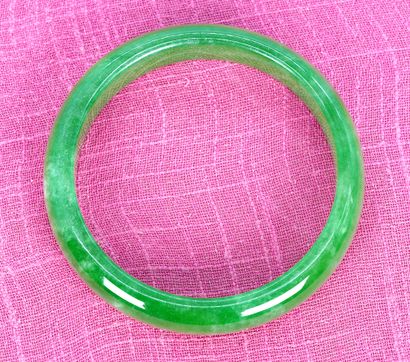 null CHINA 

Enhanced jadeite bracelet. Modern era.

Dimensions: 3.25 x 3.25 x 0...