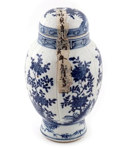 CHINE

Un vase couvert en porcelaine bleue...