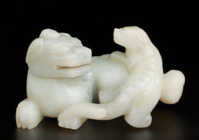 null LARGE, IMPORTANTE ET ANTIQUE SCULPTURE EN JADE DE DEUX LIONS CHINE Sculpté dans...