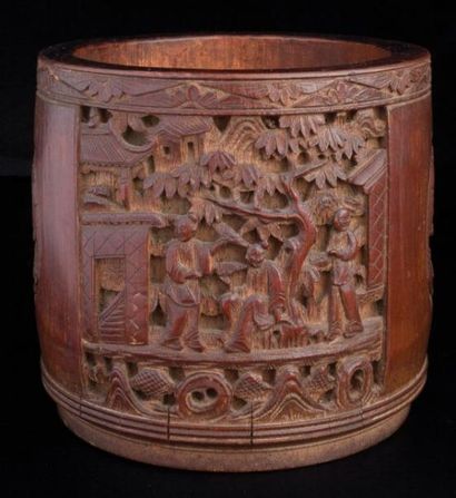 null POT À PINCEAUX EN BAMBOU, BITONG CHINE, DYNASTIE QING Sculpté sur tout son pourtour...