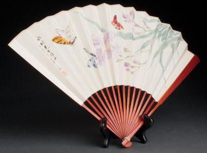 JIANG HANTING (1903-1963) Éventail aux fleurs et papillons Encre et couleur sur papier...