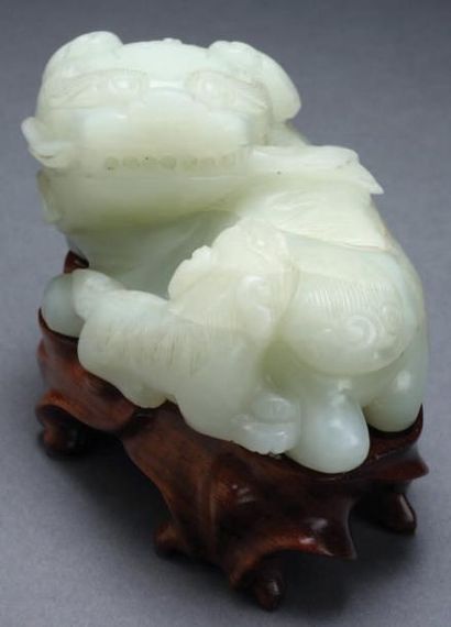 null ANTIQUE GROUPE SCULPTÉ EN JADE D'UN LION ET DE SON PETIT CHINE Socle en bois...