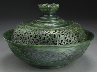 null ANTIQUE BOL EN JADE VERT ÉPINARD ET SON COUVERCLE À DÉCOR AJOURÉ DE LOTUS CHINE...