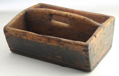 null Boîte en bois naturel vert d?origine à compartiments. Québec, XIXème siècle. ...