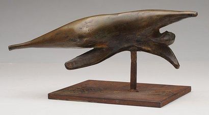 MOORE, Henry (1898-1986) Femme en mouvement Bronze Dimensions avec la base:  H: 15cm...