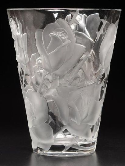 LALIQUE, France Vase en cristal moulé-pressé transparent satiné mat et brillant,...