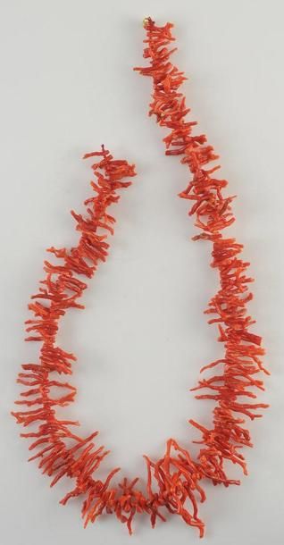 null Collier composé de branches de corail rouge orangé, mesurant chacune de 2 à...