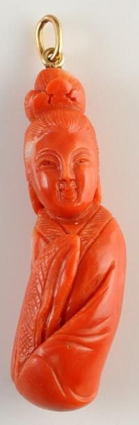 null Pendentif en corail rouge orangé sculpté, représentant une geisha mesurant environ...