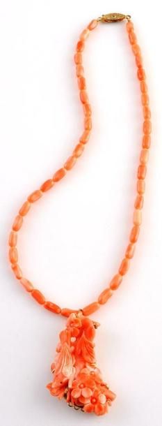 null Collier composé de 45 perles de corail rose de forme oblongue, environ 9,00-4,50mm,...