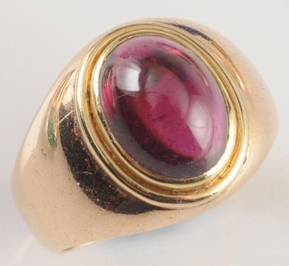 null Bague en or jaune 14K (testée), sertie d?un cabochon de grenat ovale mesurant...