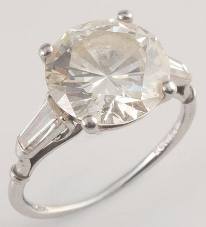 LUCAS Bague en platine (poinçonnée) sertie d?un diamant taille brillant pesant environ...
