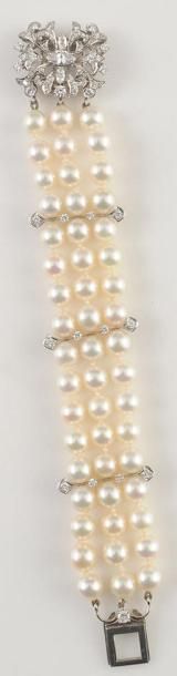 LUCAS Bracelet composé de trois rangs de 51 perles de culture d?eau salée rondes...