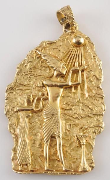 null Pendentif en or jaune 18K (testé), représentant une scène de l?Égypte ancienne...