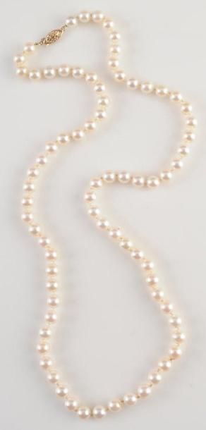 null Collier composé de 76 perles de culture blanches et majoritairement rondes,...