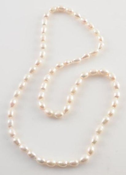 null Collier composé de 70 perles semi-baroque blanches, 9.20-10.30mm. Longueur:...