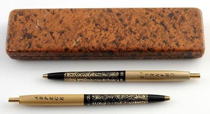 CHANEL Deux stylo-billes "ARPEGE - CHANEL NO. 5" plaqués or, dans leur coffret o...