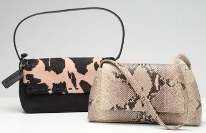 ANNE KLEIN Lot comprenant deux sacs à main: l'un est en cuir façon serpent et l'autre...