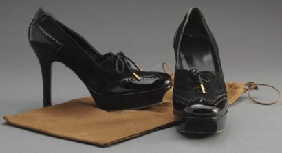 GUCCI Paire de chaussures à lacets, en daim et cuir vernis noir. Pointure: 6.5B.