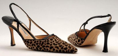 MANOLO BLAHNIK Paire de chaussures à bride en cuir noir et poney façon léopard. Semelle...