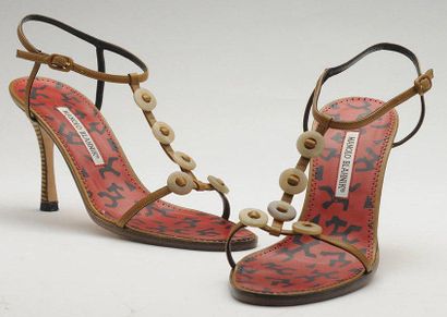 MANOLO BLAHNIK Paire de sandales à lanières en cuir kakis, ornées d'anneaux en corne....