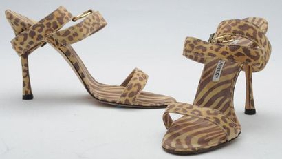 MANOLO BLAHNIK Paire de sandales en daim façon léopard, boucle à la cheville ornée...