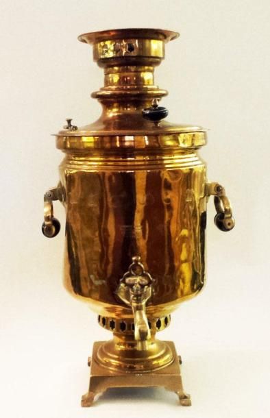 RUSSIE, XIXème siècle LAITON Samovar en laiton, anses en bois. Russie, XIXème siècle....