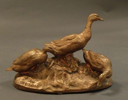 VALTON, Charles (1851-1918) Groupe sculpté en bronze doré Signé sur la base: C. VALTON...