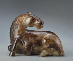 null JADE NEPHRITE DYNASTIE QING Sculpture en jade néphrite d'un cheval couché. Chine,...