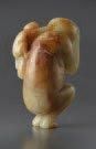 null JADE NEPHRITE BLANC DYNASTIE QING Sculpture en jade nephrite d'un singe tenant...