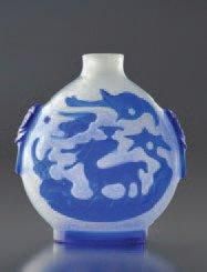 null VERRE DE PÉKIN CHINE, QING DYNASTIE Flacon tabatière en verre de Pékin à décor...