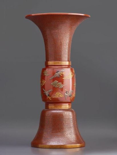 JAPON Vase en bronze de forme Gu. Japon. JAPAN Bronze vase, Gu form. Japan. H: 46cm...
