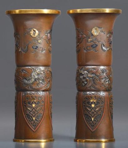 JAPON, XIXe siècle Paire de vases en bronze de formes Gu. Japon, XIXe siècle. JAPAN,...