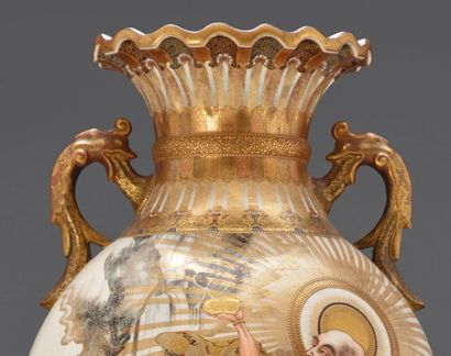 SATSUMA - JAPON, XIXE SIECLE Vase en porcelaine de Satsuma à décor de trois Lohan,...