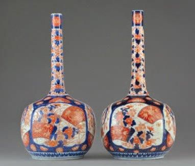 IMARI - JAPON XIXE SIECLE Paire de vases en porcelaine Imari. Japon, XIXe siècle....